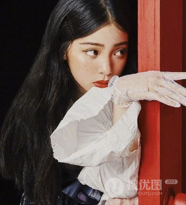 欧阳娜娜欧美风艺术写真图片，脸上雀斑妆活脱像个欧女生孩