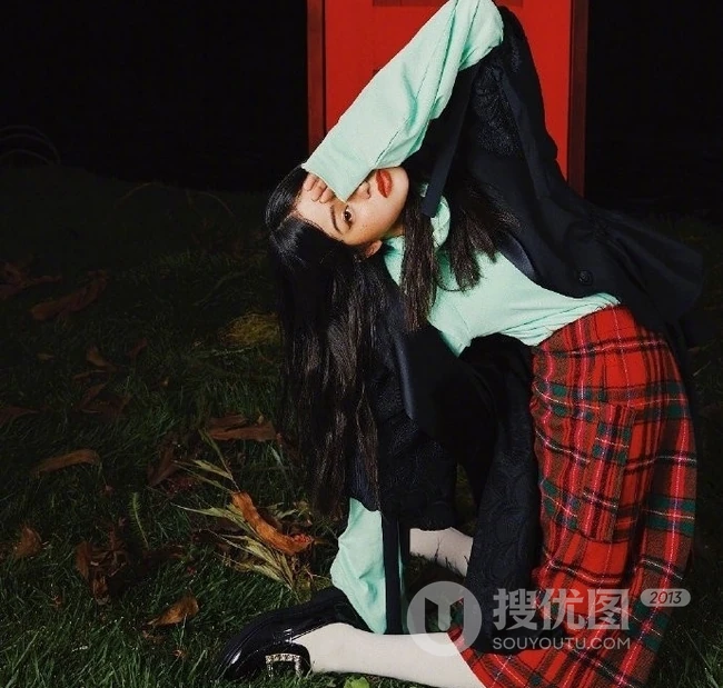 欧阳娜娜欧美风艺术写真图片，脸上雀斑妆活脱像个欧女生孩