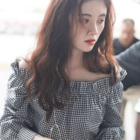 鞠婧祎最新街拍发型图片，中分长卷发妩媚柔美且动人