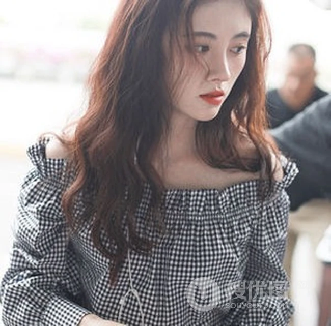 鞠婧祎最新街拍发型图片，中分长卷发妩媚柔美且动人 第1张