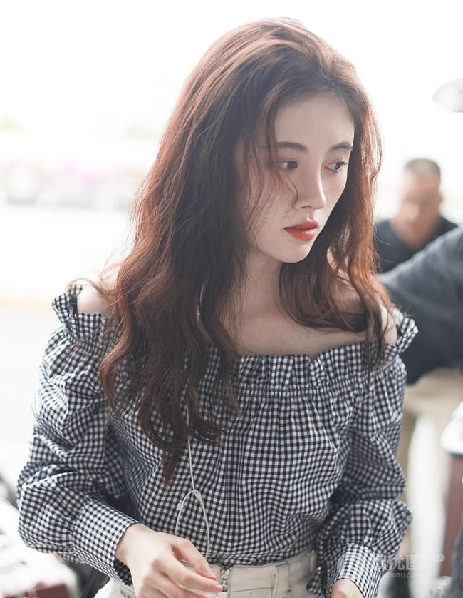 鞠婧祎最新街拍发型图片，中分长卷发妩媚柔美且动人 第7张