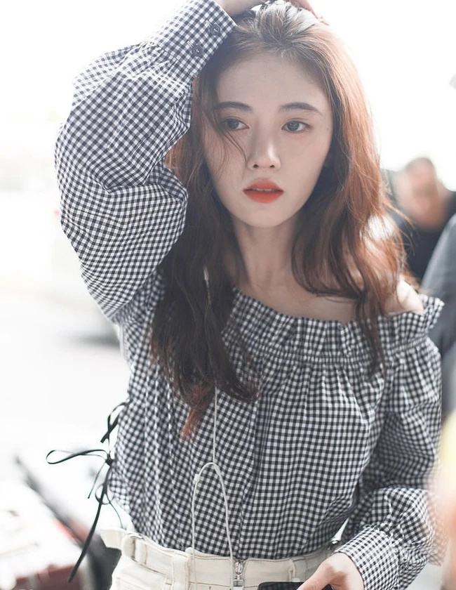 鞠婧祎最新街拍发型图片，中分长卷发妩媚柔美且动人 第2张