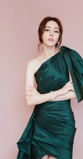 迪丽热巴优雅气质侧肩连衣裙高清写真图片