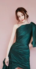迪丽热巴优雅气质侧肩连衣裙高清写真图片
