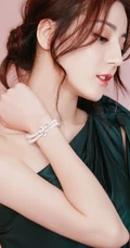 迪丽热巴优雅气质侧肩连衣裙高清写真图片
