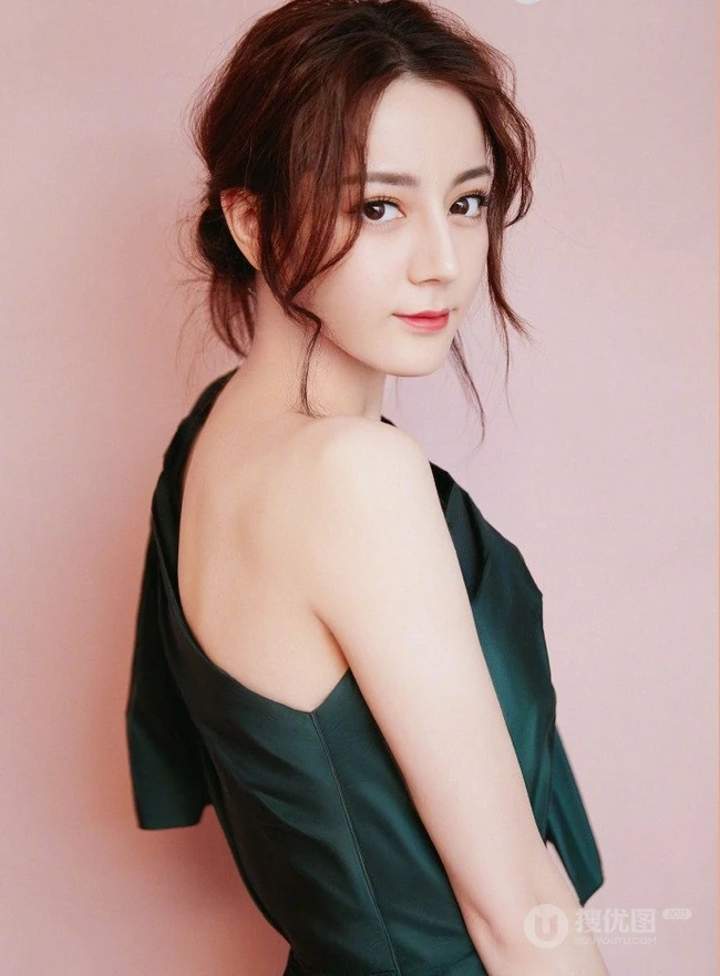 迪丽热巴优雅气质侧肩连衣裙高清写真图片