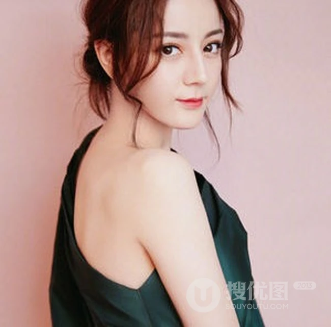 迪丽热巴优雅气质侧肩连衣裙高清写真图片