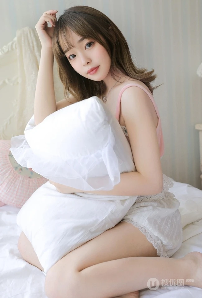 法式刘海女生嫩模气质肩带睡裙短裤线条感室内写真