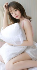 法式刘海女生嫩模气质肩带睡裙短裤线条感室内写真