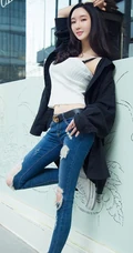 精选线条女生夏美气质牛仔裤、运动裤、家居服室内写真图片