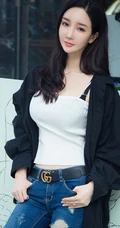 精选线条女生夏美气质牛仔裤、运动裤、家居服室内写真图片