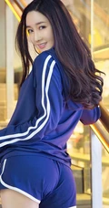 精选线条女生夏美气质牛仔裤、运动裤、家居服室内写真图片