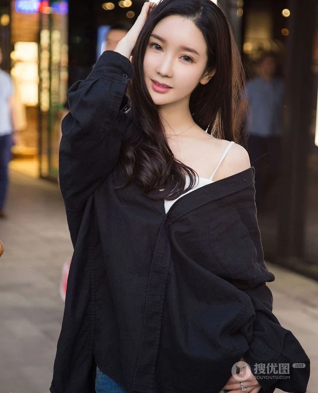精选线条女生夏美气质牛仔裤、运动裤、家居服室内写真图片