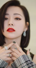 张靓颖时尚流行格子西装套装写真，短发红唇气质柔美