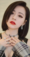 张靓颖时尚流行格子西装套装写真，短发红唇气质柔美