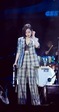 张靓颖时尚流行格子西装套装写真，短发红唇气质柔美