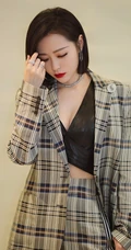张靓颖时尚流行格子西装套装写真，短发红唇气质柔美