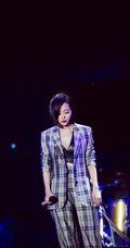 张靓颖时尚流行格子西装套装写真，短发红唇气质柔美
