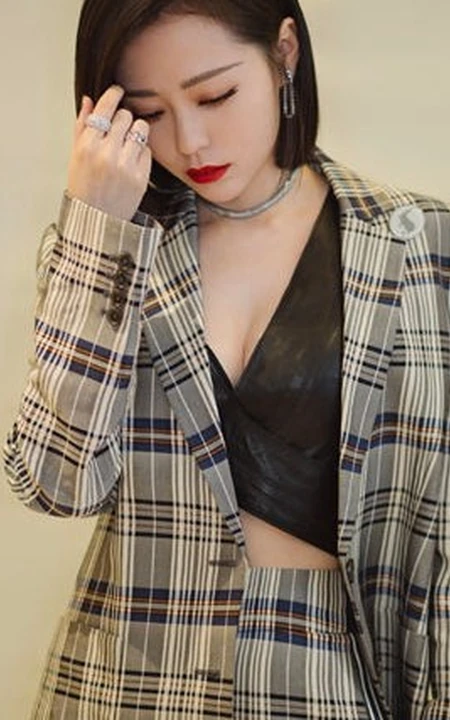 张靓颖时尚流行格子西装套装写真，短发红唇气质柔美