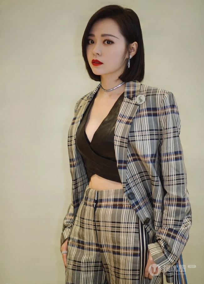 张靓颖时尚流行格子西装套装写真，短发红唇气质柔美