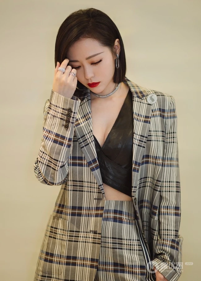张靓颖时尚流行格子西装套装写真，短发红唇气质柔美
