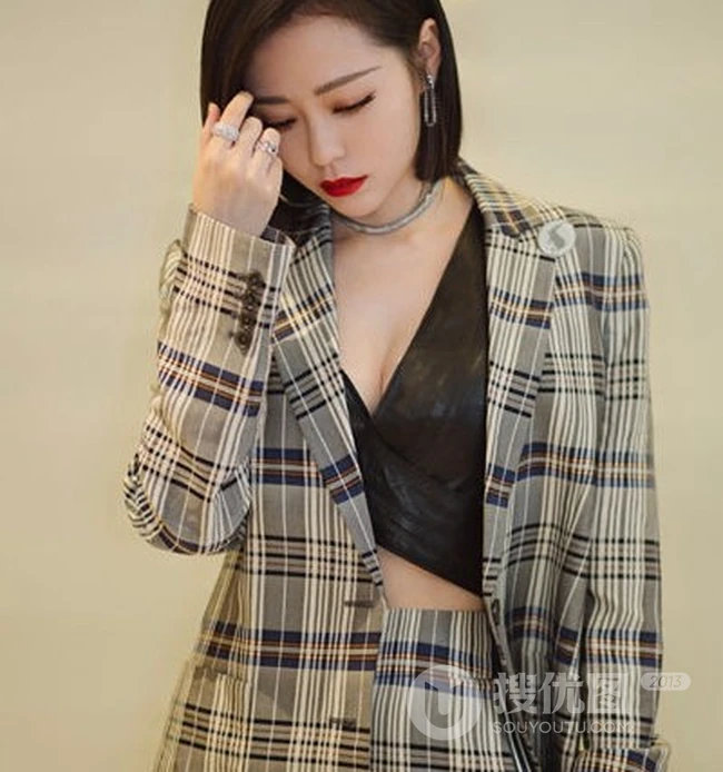 张靓颖时尚流行格子西装套装写真，短发红唇气质柔美