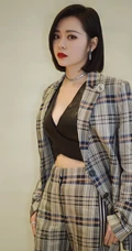 张靓颖时尚流行格子西装套装写真，短发红唇气质柔美