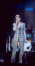 张靓颖时尚流行格子西装套装写真，短发红唇气质柔美