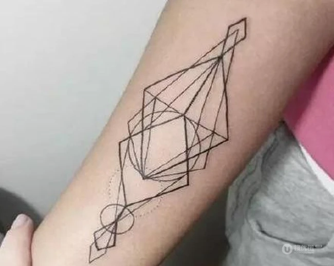 线条感十足的时尚个性几何纹身男生小图案欣赏 第4张