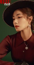 万茜唯美杂志封面气质写真，复古风散发出温婉且仪态万千的美
