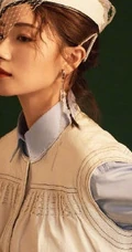 万茜唯美杂志封面气质写真，复古风散发出温婉且仪态万千的美