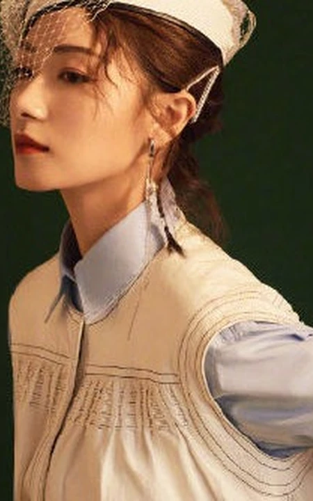 万茜唯美杂志封面气质写真，复古风散发出温婉且仪态万千的美