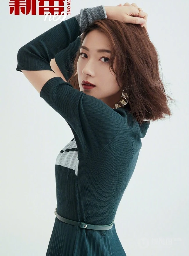 万茜唯美杂志封面气质写真，复古风散发出温婉且仪态万千的美