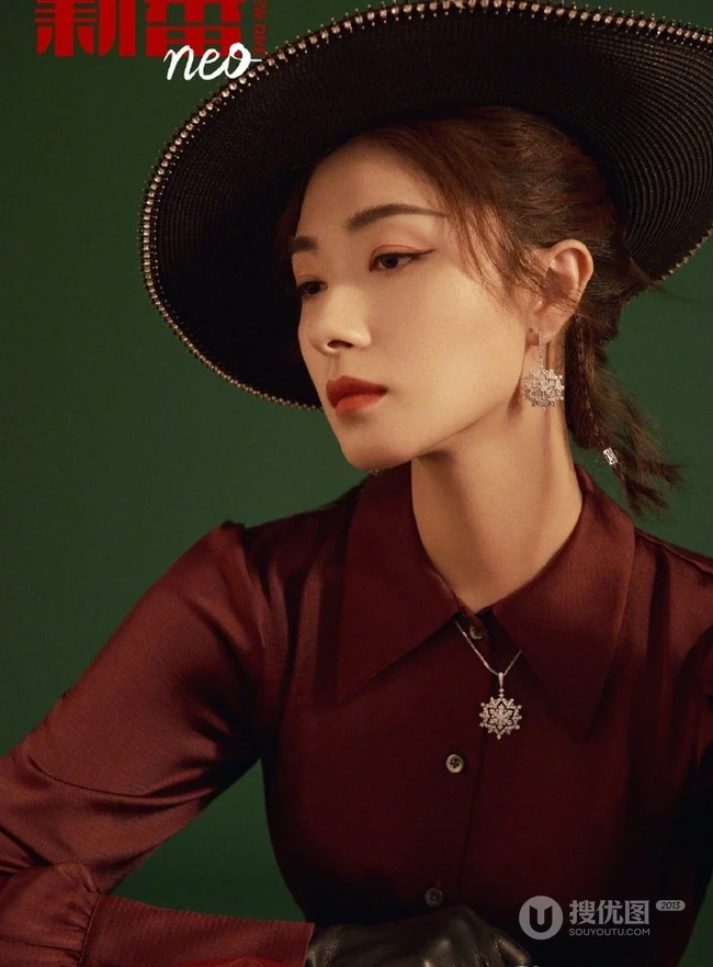 万茜唯美杂志封面气质写真，复古风散发出温婉且仪态万千的美
