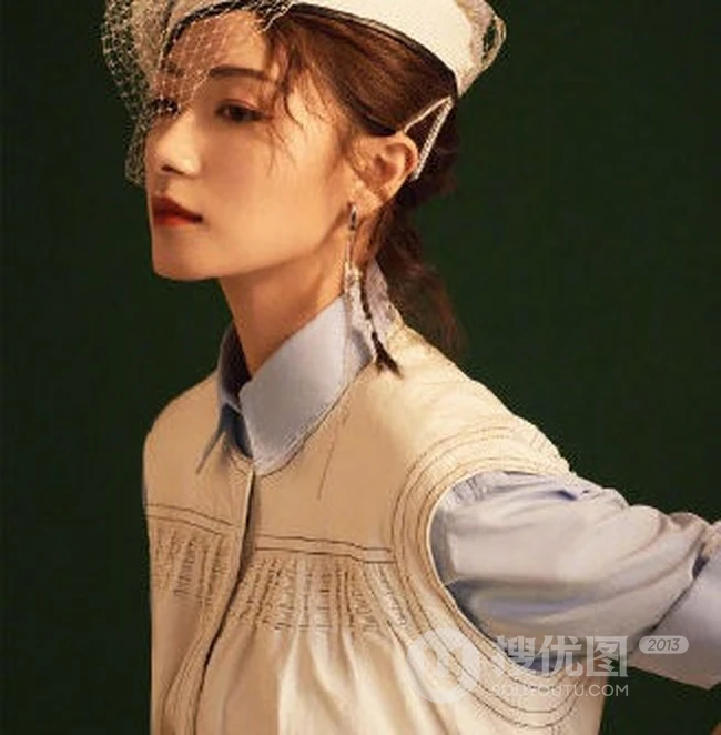 万茜唯美杂志封面气质写真，复古风散发出温婉且仪态万千的美