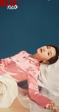 万茜唯美杂志封面气质写真，复古风散发出温婉且仪态万千的美