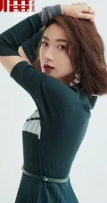 万茜唯美杂志封面气质写真，复古风散发出温婉且仪态万千的美