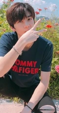 洪欣儿子张镐濂微博晒旅行照片 帅气阳光少年自信满满