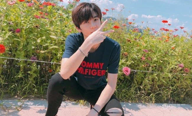 洪欣儿子张镐濂微博晒旅行照片 帅气阳光少年自信满满