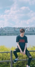 洪欣儿子张镐濂微博晒旅行照片 帅气阳光少年自信满满