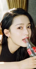李沁微博晒穿着黑色背心，手拿可乐复古风室内写真