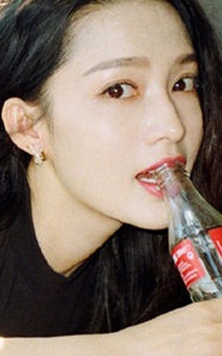 李沁微博晒穿着黑色背心，手拿可乐复古风室内写真
