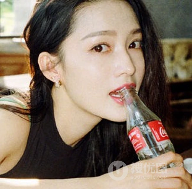 李沁微博晒穿着黑色背心，手拿可乐复古风室内写真
