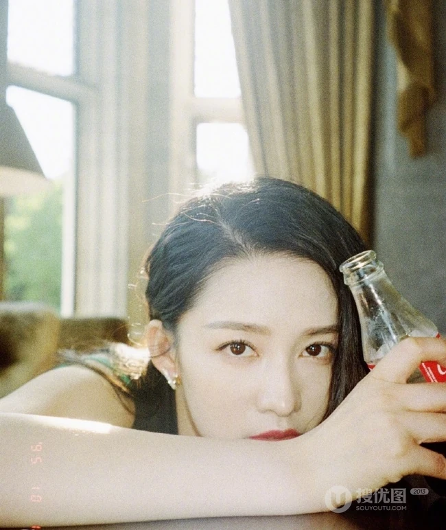 李沁微博晒穿着黑色背心，手拿可乐复古风室内写真