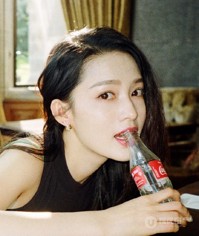 李沁微博晒穿着黑色背心，手拿可乐复古风室内写真