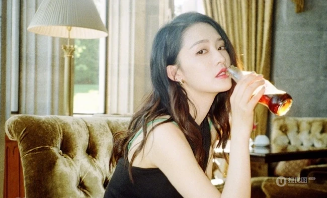 李沁微博晒穿着黑色背心，手拿可乐复古风室内写真