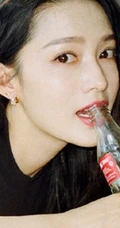 李沁微博晒穿着黑色背心，手拿可乐复古风室内写真