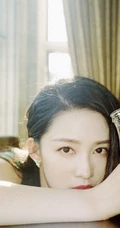李沁微博晒穿着黑色背心，手拿可乐复古风室内写真