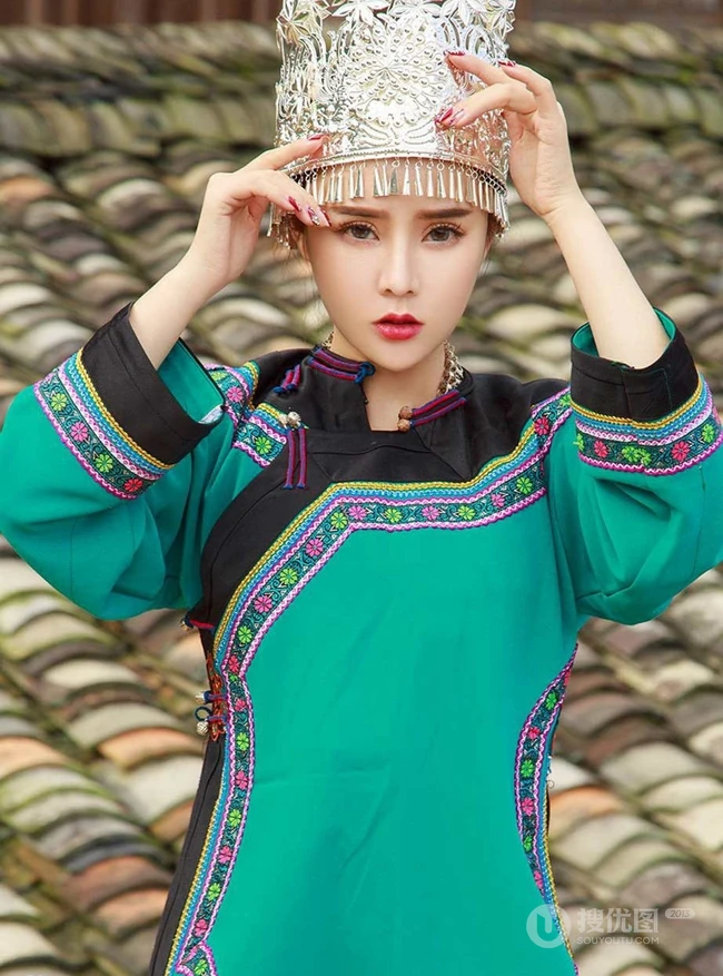 苗族女生爱丽莎山村山寨气质少数名族风写真图片
