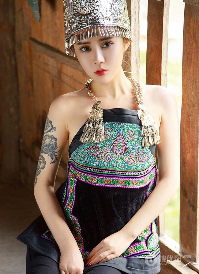 苗族女生爱丽莎山村山寨气质少数名族风写真图片